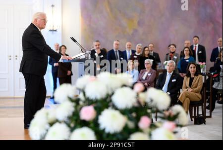 Berlin, Deutschland. 10. März 2023. Der deutsche Präsident Frank-Walter Steinmeier spricht anlässlich des 50. Jahrestags der Gründung der israelischen Universität auf einem gemeinsamen Empfang mit dem Deutschen Sponsorenverband der Universität Haifa im Schloss Bellevue. Mit mehr als 18.000 Studenten ist die Universität von Haifa Israels drittgrößte Universität. Juden und Nichtjuden studieren dort zusammen in einer Atmosphäre der Toleranz und des gegenseitigen Respekts. Kredit: Bernd von Jutrczenka/dpa/Alamy Live News Stockfoto