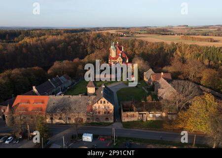 Blick aus der Vogelperspektive auf die Burg Czocha am Lesniensee, in der Nähe des Flusses Kwisa, im heutigen polnischen Teil von Oberluzatia (Polnisch: Łużyce Górne) Stockfoto