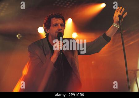 Mailand, Italien, 09. März 2023. Der belgische Indie-Sänger Warhaus (Maarten Devoldere) tritt live im Circolo Magnolia in Mailand auf. Credits: Maria Laura Arturi/Alamy Live News Stockfoto