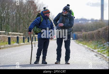 Tim Edwards (rechts), der Vater der ermordeten Elle Edwards, mit Komiker John May im Halebank-Dorf Merseyside, Auf einem Spaziergang von Land's End nach John O'Groats, um das Bewusstsein für das „Arms Down Gloves Up“-Programm zu schärfen – eine Boxinitiative, die junge Menschen von der Straße in den Arbeitsmarkt bringen soll. Der Komiker, der am 26. Januar in Land's End begann, wurde von Herrn Edwards in Worcester begleitet, und das Paar wird die Reise gemeinsam vollenden. Foto: Freitag, 10. März 2023. Stockfoto