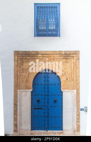 Blaue Tür der traditionellen Architektur des Küstendorfes Sidi Bou Said in Tunesien in Afrika Stockfoto