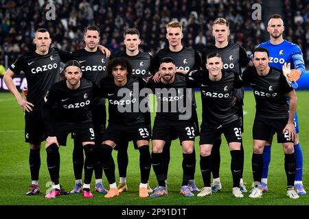 Turin, Italien. 09. März 2023 Spieler von SC Freiburg posieren für ein Teamfoto vor der UEFA Europa League-Runde des 16. Fußballspiels zwischen dem FC Juventus und dem FC Freiburg. Kredit: Nicolò Campo/Alamy Live News Stockfoto