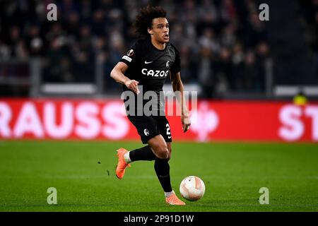 Turin, Italien. 09. März 2023 Kiliann Sildillia von SC Freiburg in Aktion während der UEFA Europa League-Runde des 16. Fußballspiels zwischen dem FC Juventus und dem FC Freiburg. Kredit: Nicolò Campo/Alamy Live News Stockfoto