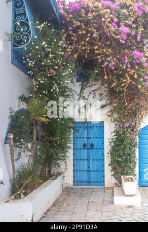 Blaue Tür der traditionellen Architektur des Küstendorfes Sidi Bou Said in Tunesien in Afrika Stockfoto