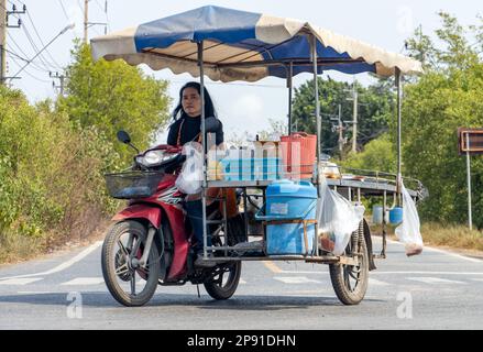 BANGKOK, THAILAND, FEBRUAR 07 2023, Ein Papaya-Salatverkäufer mit einem mobilen Kiosk fährt die Straße hinunter Stockfoto