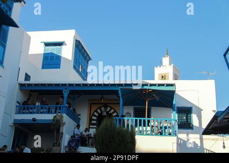 Die Moschee von Sidi Bou Said befindet sich in der Altstadt von Sidi Bou Said, in der Nähe von Tunis, Nordafrikas nördlicher Region Tunesiens. Stockfoto