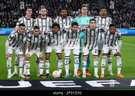 Die Spieler des FC Juventus posieren für ein Teamfoto, auf dem am 9 2023. März im Allianz-Stadion in Turin, Italien, die UEFA Europa League-Runde mit 16 Spielen auf der ersten Etappe zwischen dem FC Juventus und dem FC Freiburg stattfand. Stockfoto