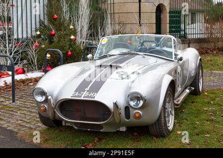 Lamorlaye, Frankreich - Januar 05 2020: Die AC Cobra, in den USA als Shelby Cobra und AC Shelby Cobra bekannt, ist eine britisch-amerikanische Sportart Stockfoto