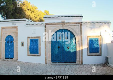 Blaue Tür der traditionellen Architektur des Küstendorfes Sidi Bou Said in Tunesien in Afrika Stockfoto