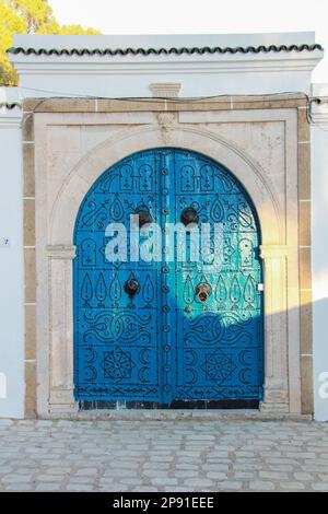 Blaue Tür der traditionellen Architektur des Küstendorfes Sidi Bou Said in Tunesien in Afrika Stockfoto