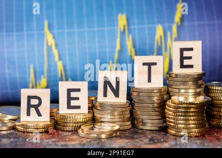 Mehrere Münzstapel und die Rentenbezüge sowie ein Diagramm mit steigender Kurve. Stockfoto