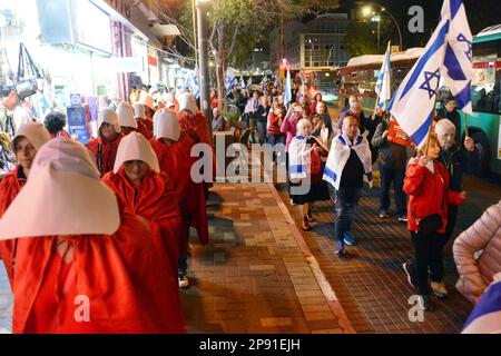 Magd's Tale - Protest in ganz Israel. Nachrichten. Gegen den Übergang Israels von der Demokratie zur Entlassung von Frauen und Menschenrechten Stockfoto