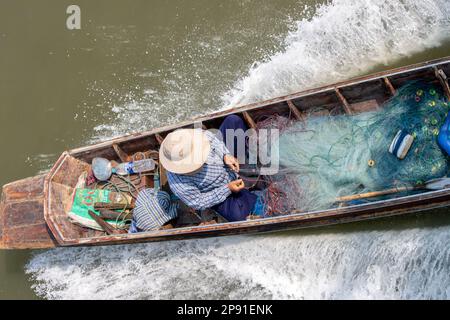 SAMUT PRAKAN, THAILAND, FEBRUAR 23 2023, Fischer segeln auf einem Boot mit Fischernetzen Stockfoto