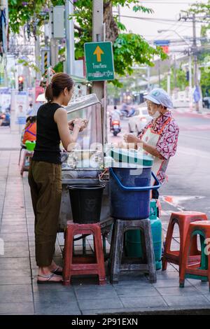 Bangkok Ratchawat Thailand Menschen bereiten thailändisches Street Food an einem Imbissstand mit einem Wok Pfanne Braten zu. Stockfoto