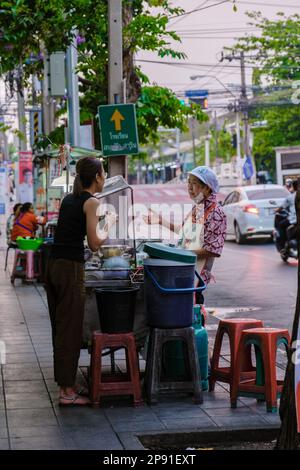 Bangkok Ratchawat Thailand Menschen bereiten thailändisches Street Food an einem Imbissstand mit einem Wok Pfanne Braten zu. Stockfoto