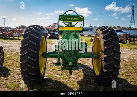 Fort Meade, Florida - 26. Februar 2022: Aus der Perspektive erfolgende Rückansicht eines John Deere Model A 1947 auf einer lokalen Traktormesse. Stockfoto