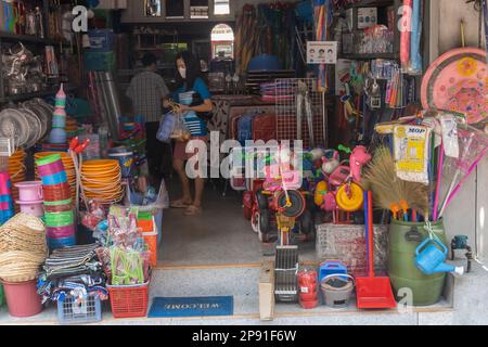 SAMUT PRAKAN, THAILAND, MÄRZ 06 2023, Kunden kaufen in einem Geschäft für Haushaltswaren ein Stockfoto