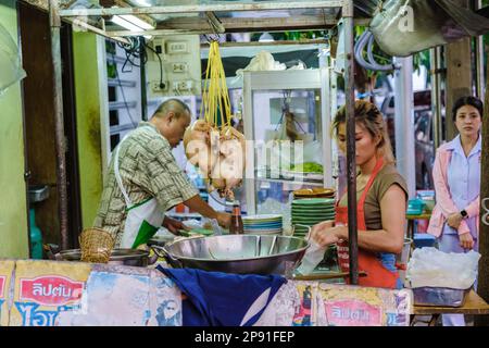 Bangkok Ratchawat Thailand Menschen bereiten thailändisches Street Food an einem Imbissstand mit einem Wok Pfanne Braten zu. Stockfoto