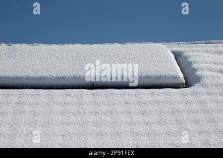 Schneebedeckte Sonnenkollektoren an einem Haus nach starkem Schneefall im Winter newtownabbey Northern ireland uk 10. märz 2023 Stockfoto