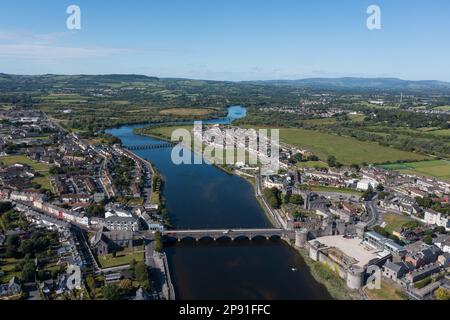 Luftaufnahme des Stadtzentrums von Limerick mit Shannon in der Mitte. Das Foto wurde an einem sonnigen Sommertag aufgenommen. Stockfoto