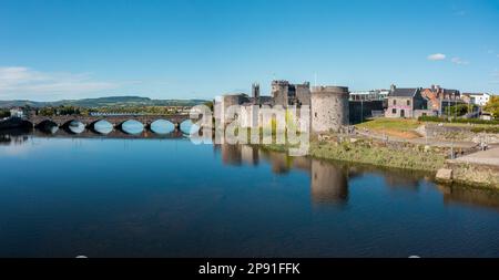 Luftaufnahme des Stadtzentrums von Limerick mit Shannon in der Mitte. Das Foto wurde an einem sonnigen Sommertag aufgenommen. Stockfoto