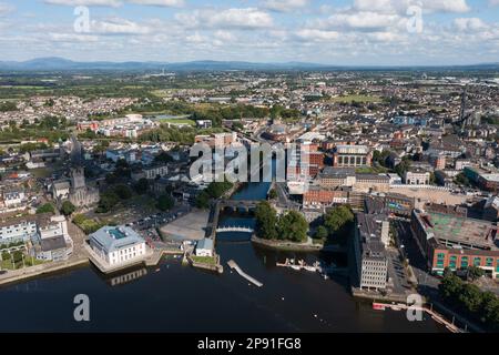 Luftaufnahme des Stadtzentrums von Limerick mit Shannon in der Mitte. Das Foto wurde an einem sonnigen Sommertag aufgenommen. Stockfoto