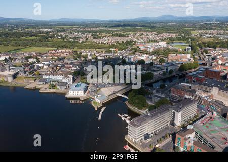 Luftaufnahme des Stadtzentrums von Limerick mit Shannon in der Mitte. Das Foto wurde an einem sonnigen Sommertag aufgenommen. Stockfoto