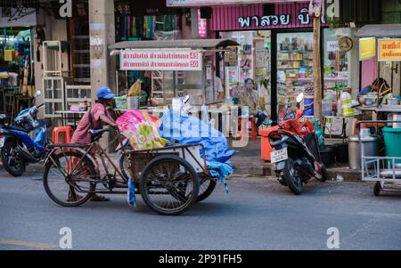 Bangkok Ratchawat Thailand Menschen bereiten thailändisches Street Food an einem Imbissstand mit einem Wok Pfanne Braten zu. Stockfoto