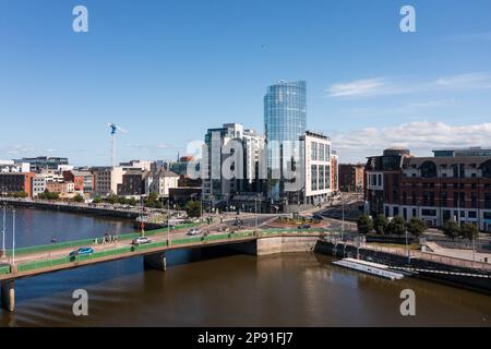 Luftaufnahme des Stadtzentrums von Limerick mit Shannon in der Mitte. Das Foto wurde an einem sonnigen Sommertag aufgenommen. Stockfoto