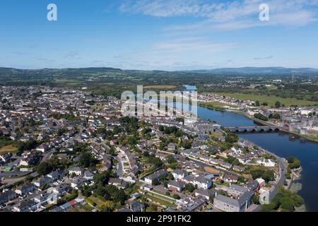 Luftaufnahme des Stadtzentrums von Limerick mit Shannon in der Mitte. Das Foto wurde an einem sonnigen Sommertag aufgenommen. Stockfoto