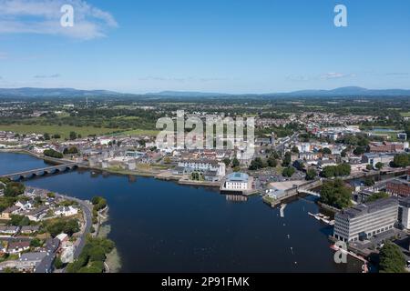 Luftaufnahme des Stadtzentrums von Limerick mit Shannon in der Mitte. Das Foto wurde an einem sonnigen Sommertag aufgenommen. Stockfoto