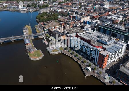 Luftaufnahme des Stadtzentrums von Limerick mit Shannon in der Mitte. Das Foto wurde an einem sonnigen Sommertag aufgenommen. Stockfoto