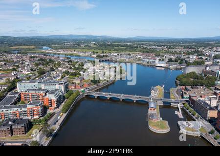 Luftaufnahme des Stadtzentrums von Limerick mit Shannon in der Mitte. Das Foto wurde an einem sonnigen Sommertag aufgenommen. Stockfoto