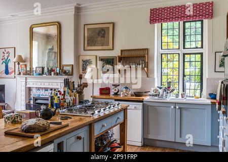 Doppelfenster über dem Waschbecken in der offenen Küche in der Wiveton Hall. Jakobean Manor House aus dem 17. Jahrhundert, Norfolk, Großbritannien Stockfoto