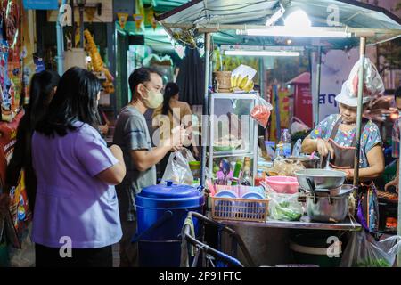 Bangkok Ratchawat Thailand Menschen bereiten thailändisches Street Food an einem Imbissstand mit einem Wok Pfanne Braten zu. Stockfoto