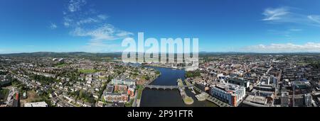 Luftaufnahme des Stadtzentrums von Limerick mit Shannon in der Mitte. Das Foto wurde an einem sonnigen Sommertag aufgenommen. Stockfoto