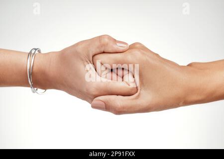 Weve bekam sich bis zum Ende gegenseitig. Eine kurze Aufnahme von zwei unkenntlichen Frauen, die sich im Studio die Hände eingriffen. Stockfoto