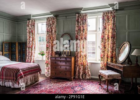 Schlafzimmer mit Paneldesign und verschiedenen Stoffen im Herrenhaus Wiveton Hall aus dem 17. Jahrhundert, Norfolk, Großbritannien Stockfoto