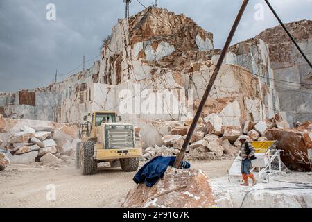 2. April 2014, Afjonkarahisar, Scehisar, Türkei: Die im Marmorbruch in Blöcke geschnittenen Stücke werden von der Baumaschine weitergegeben. Die Steinbrüche in Iscehisar (antikes Dokimeion) im Zentrum von Phrygia waren eine wichtige Quelle für weißen Marmor und einen lilafarbenen Marmor namens Pavonazzetto. Die Steinbrüche wurden vom römischen Staat kontrolliert, aber das bedeutet nicht, dass der gesamte hier abgeholzte Marmor imperial kontrolliert wurde. Weißer Marmor aus diesen Steinbrüchen wurde vor allem für Sarkophage und Statuen vor Ort verwendet, obwohl diese Objekte manchmal exportiert wurden. Der Pavonazzetto stürzte in Isce ab Stockfoto