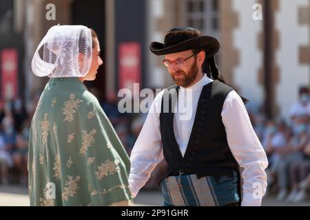 Morlaix, Frankreich - 18 2021. Juli: Zwei bretonische Tänzer in traditionellen Kostümen Stockfoto