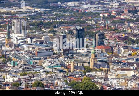 Blick auf das Stadtzentrum mit Elektrofahrzeug. Stadtkirche St. Marien, St. Reinoldikirche, IWO-Hochhaus, RWE-Turm, Sparkassenhochhhaus, Harenberg-Hochhaus Stockfoto