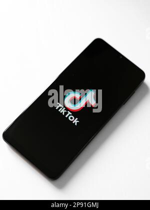 Mobiltelefon mit TikTok-Logo auf dem Bildschirm Stockfoto