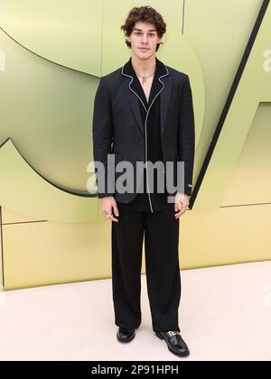 West Hollywood, Usa. 09. März 2023. WEST HOLLYWOOD, LOS ANGELES, KALIFORNIEN, USA - 09. MÄRZ: Noah Beck kommt zur Versace Herbst/Winter 2023 Fashion Show, die am 9. März 2023 im Pacific Design Center in West Hollywood, Los Angeles, Kalifornien, USA stattfindet. (Foto: Xavier Collin/Image Press Agency) Kredit: Image Press Agency/Alamy Live News Stockfoto