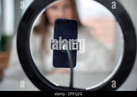 Lifestyle-Beauty-Blogger, der online aus dem Studio streamt. Vielfältige Frau der Generation Y, die als Maskenbildnerin arbeitet und Videos für soziale Medien auf aufnimmt Stockfoto