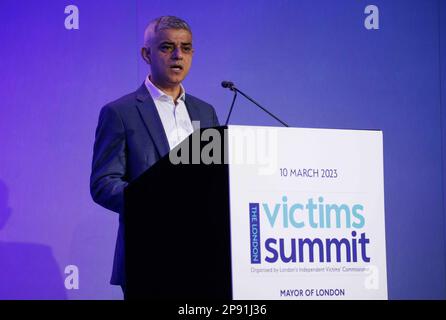 London, Großbritannien. 10. März 2023. Der Bürgermeister von London, Sadiq Khan, hält seine Grundsatzrede. Er fordert eine umfassende Überarbeitung des Strafrechtssystems. LondonÕs VictimsÕ-Kommissarin, Claire Waxman OBE veranstaltet einen großen Opfergipfel, auf dem Opfer von Straftaten, Gemeindevertreter und hochrangige Vertreter der Strafrechtspflege zusammenkommen, um überzeugende Zeugnisse ihrer Erfahrungen auszutauschen und die Bereiche der Strafrechtspflege hervorzuheben, die dringend geändert werden müssen. Kredit: Mark Thomas/Alamy Live News Stockfoto