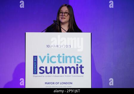 London, Großbritannien. 10. März 2023. Jade McCrossen-Nethercott, erzählt ihre Geschichte. LondonÕs VictimsÕ-Kommissarin, Claire Waxman OBE veranstaltet einen großen Opfergipfel, auf dem Opfer von Straftaten, Gemeindevertreter und hochrangige Vertreter der Strafrechtspflege zusammenkommen, um überzeugende Zeugnisse ihrer Erfahrungen auszutauschen und die Bereiche der Strafrechtspflege hervorzuheben, die dringend geändert werden müssen. Kredit: Mark Thomas/Alamy Live News Stockfoto