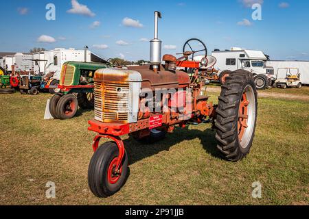 Fort Meade, Florida - 26. Februar 2022: Aus der Perspektive: Vorderansicht eines 1954 International Harvester McCormick Farmall Super H Traktors bei einem Ortsansässigen Stockfoto