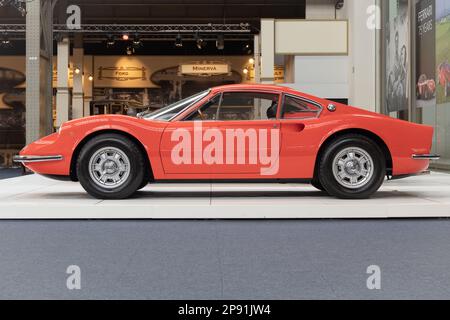 BRÜSSEL, BELGIEN – 26. DEZEMBER 2022: 1968 Dino 206 GT (Ferrari, Pininfina) in Autoworld Brüssel Stockfoto