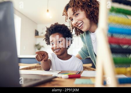 Schwarze Familie, Mutter und Kind mit Notebook für e-learning, Online-Bildung und Studium. Hausunterricht, Computer und Lächeln einer glücklichen Mama Stockfoto