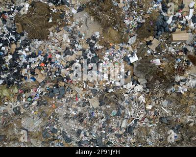Eine Drohne aus der Vogelperspektive, großer Müllhaufen, Müllhaufen in Müllhalde oder Mülldeponie in den Bergen Stockfoto